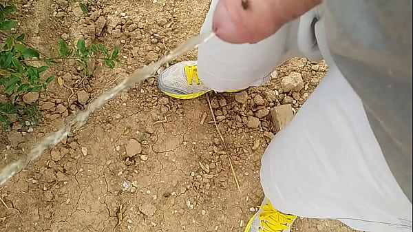 Play MP4 - Meando en el campo con mosca cojonera