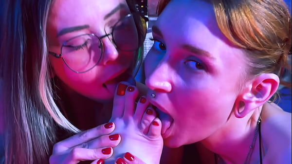 Hottie babes playing footsies 