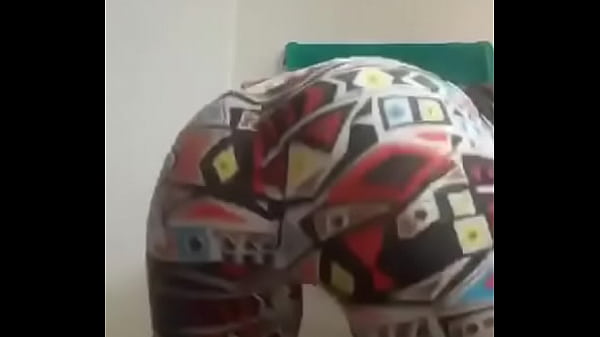 Young ebony twerk