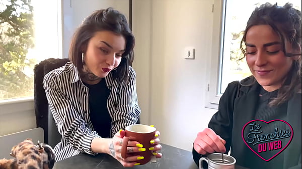 Play MP4 - Crystal et Man&eacute;a&comma; deux coquines qui rent le sexe