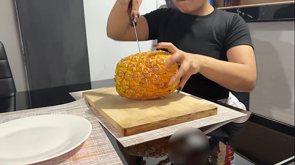 Nonton Mi Hermanastra Me Hace Comer Mucha Pi&ntilde;a Para Probar El Sabor De Mi Lechita... thumbnail