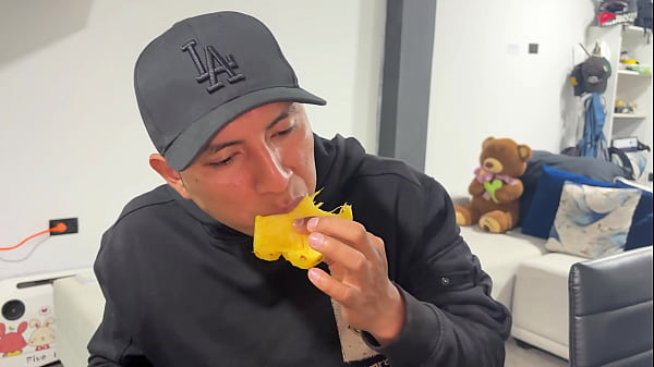 Mi hermanastra me hace comer mucha pi&ntilde;a para probar el sabor de mi lechita 