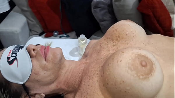 Massagista safado come coroa gostosa