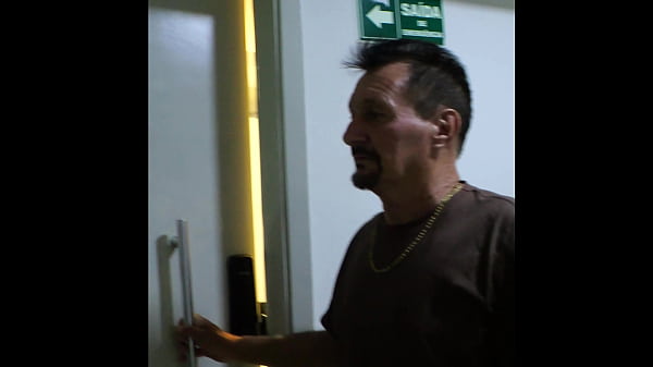 Nonton Carlos Uarach Foi Enquadrado Por Um Casal Da Policia E Acabou Fodendo A Policial Feminina Na Frente Do Parceiro thumbnail