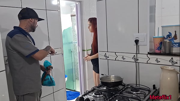 Play MP4 - Casada engana e provoca encanador safadado