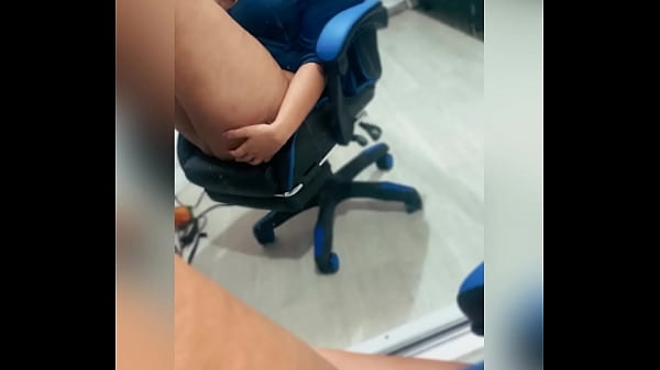 Monique mostrando sua bunda com uma calcinha pequena 