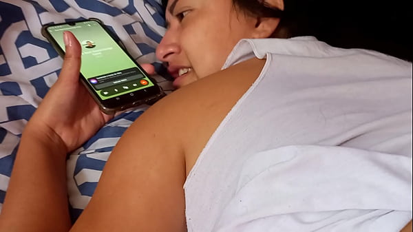 Que rico se pone mi primita cuando habla con el marido que esta trabajando