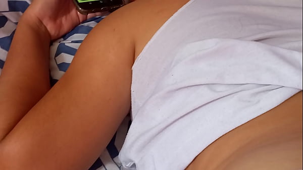 Play MP4 - ESCUCHA COMO LA PERRITA DE MI HERMANASTRA HABLA POR TELEFONO CON EL NOVIO MIENTRAS LA TENGO ASI