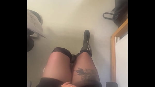 Qui passe sous le bureau 