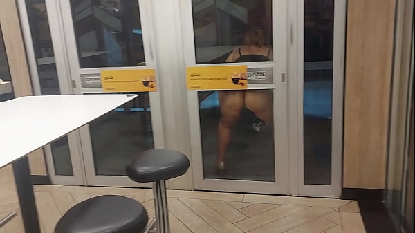 Lanche com putaria esposas nuas no m&eacute;qui fazem seguran&ccedil;a implorar por sexo no drive thru 