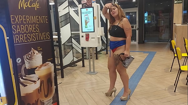 Nonton Lanche Putaria! Esposas Nuas No M&eacute;qui Fazem Seguran&ccedil;a Implorar Por Sexo No Drive Thru thumbnail