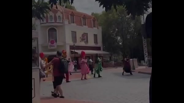 Patroa e eu comemorando o anivers&aacute;rio dela no hopi hari e secando a dan&ccedil;arina 