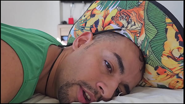 Roludos Transando Gostoso Em Cena De Sexo Gay Quente. Dois Caras Bem Roludos Fodendo Bem Gostoso Em Cima De Uma Cama thumbnail