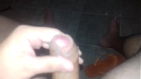 TIOZINHO GOZANDO NO BANHEIRO 