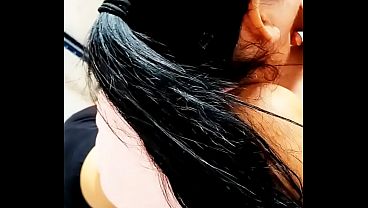 Meia irm&atilde; aproveita que ficou sozinha em casa com seu meio irm&atilde;o e faz boquete gostoso enquanto assiste tv 