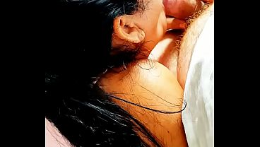 Play MP4 - Irm&atilde; adotiva fazendo um boquete para ajudar seu meio irm&atilde;o a relaxar&period;