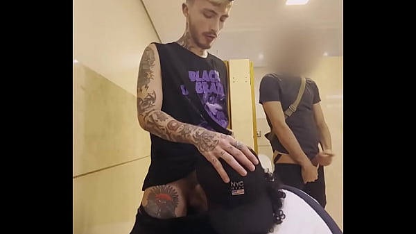 Dando Pra Dez Caras Diferentes No Banheiro P&uacute;blico thumbnail