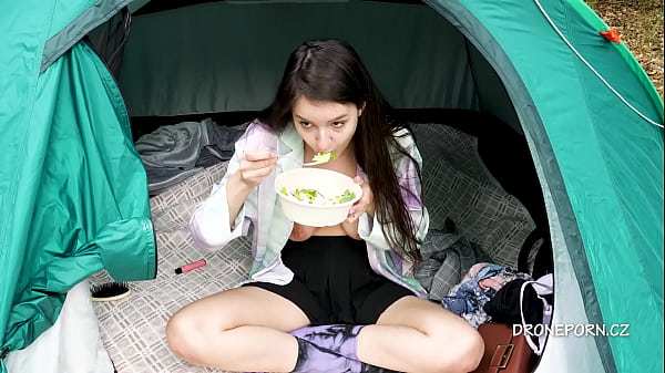 Play MP4 - Naked Alisa eating salad in the tent
