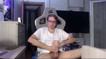 Nerd jugando con su polló_n