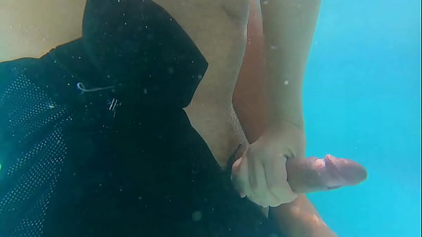 Play MP4 - Brincadeira gostosa dentro da piscina