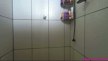 Camera no banheiro na gostosa da academia bem safada