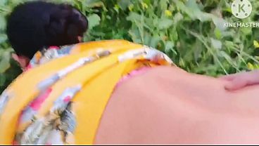 Bhabhi ko jungle mein le jakar chudai ki aur bhabhi ke munh mein cream bhi nikale hot bhabhi ki rasili chut ke liye