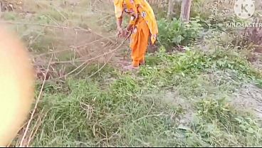 Bhabhi ko jungle mein le jakar chudai ki aur bhabhi ke munh mein cream bhi nikale hot bhabhi ki rasili chut ke liye