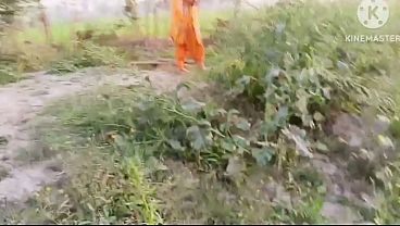 Bhabhi ko jungle mein le jakar chudai ki aur bhabhi ke munh mein cream bhi nikale hot bhabhi ki rasili chut ke liye