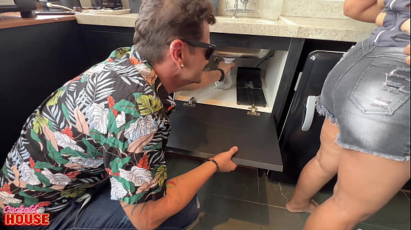 Marido corno contrata encanadores_para tapar os dutos da esposa com rola