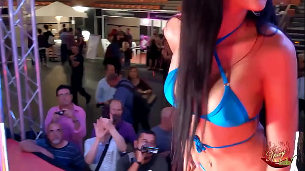 Nonton Big Boobs Latina On The Stage thumbnail