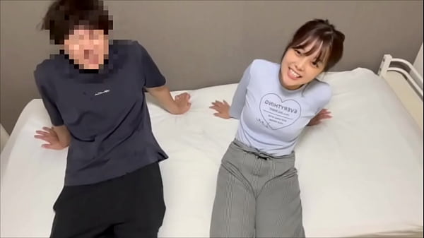 Nonton 今日お風呂に入ってないでしょ、おちんちん臭いよ...。イカ臭いチンコを咥えさせて彼女をイカせる彼氏。 thumbnail