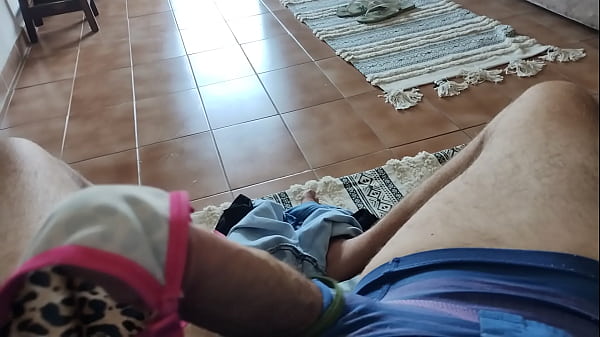 Meu marido brincando comminhas_calcinhas e batendo punheta pra_mim na hora que_sair prafazer um job com seguidor