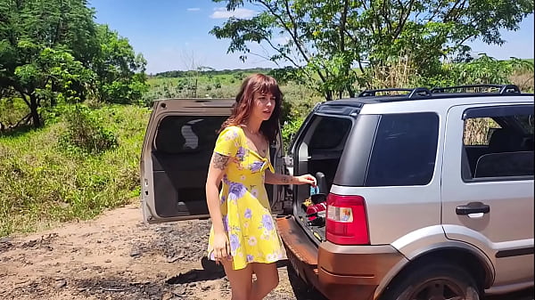 Casalvai acampanhar_no Hallowen e sua esposaacaba sendo fodida peloCanibal