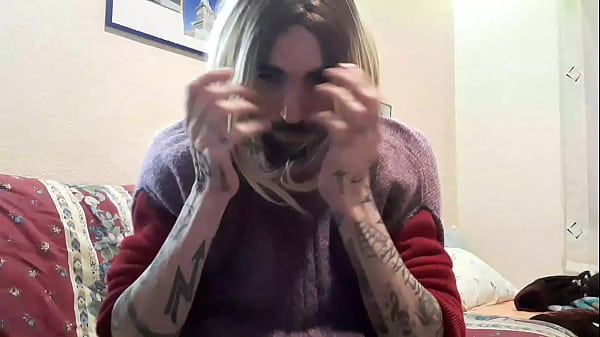 Quiere que todos vean a la puta  travest&iacute;. Melvin C no se agota ni gota. 