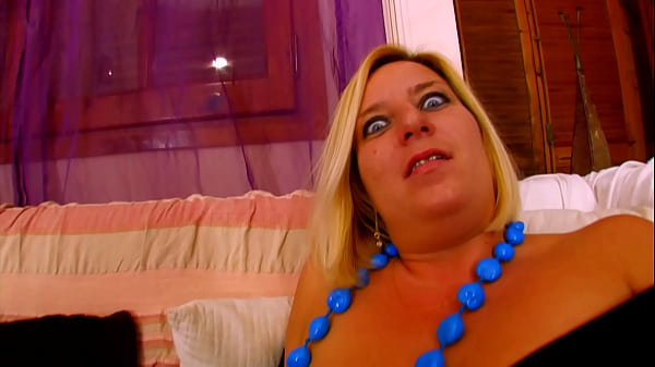 Nonton Once He Cums Into The Blondes Mouth, Her Friend Helps Her Get The Cum All Over The Both Of... thumbnail