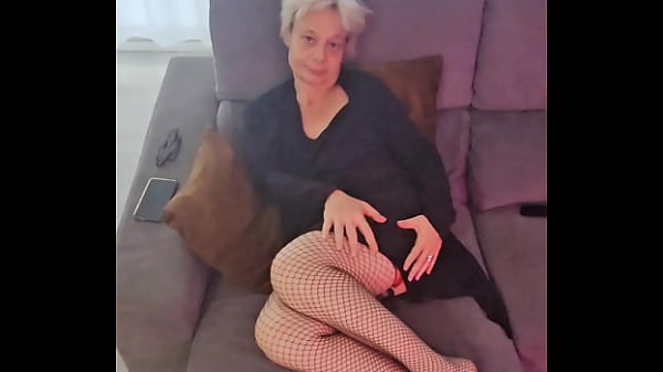 Tu as envie de venir m'enlever mon string et me d&eacute;vorer la chatte