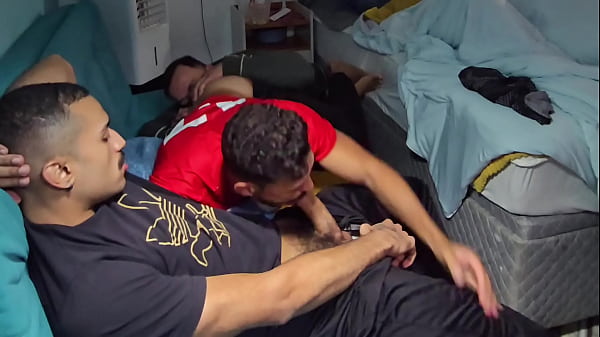 Play MP4 - Cinema na casa de amigos termina em suruba&excl;