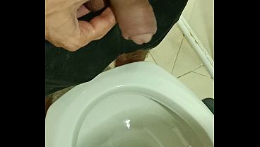 Dando aquela mijada gostosa 