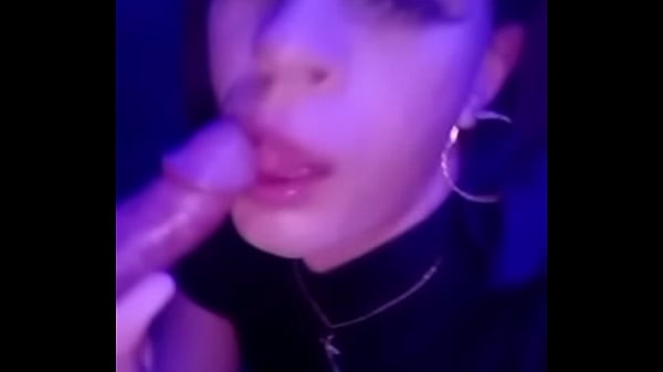 Sissy putinha sendo obediente com o macho safado 