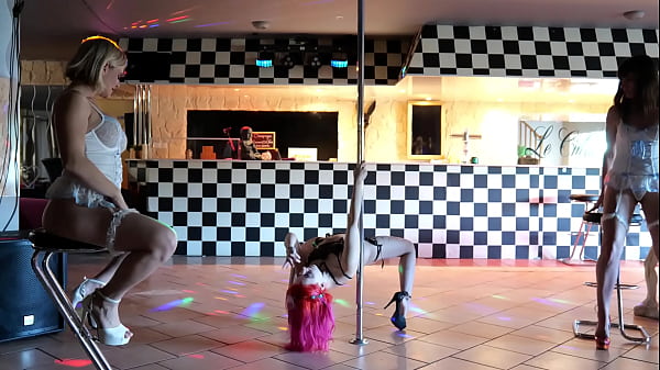 Admire le talent de Noochka sur une barre ! Marie @LumaCarie et moi on est ... 