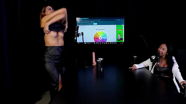 Uma safada mostra os peitos e a outra demonstra o seu boquete depois de falar que sofreu calote da amiga e fez atendimento com o marido dela, al&eacute;m de mostrar o seu gemido - Paulistinha (SHEER/RED) 