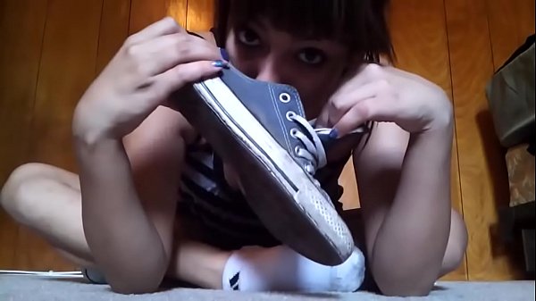 Chica hermosa se quita los_converse_y calcetines para mostrar sus ricos pies sudados