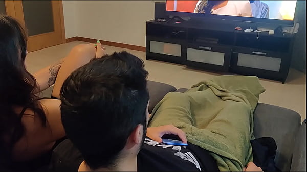 Mi hermanastra me atrap&oacute; masturb&aacute;ndome y viendo porno as&iacute; que me hizo una mamada