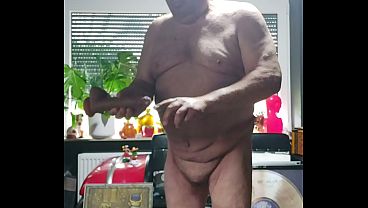 Willy Dreckstraeter fickt sich mit einem Dildo