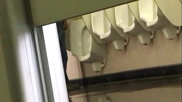 Play MP4 - Maduro punhetando no banheiro p&uacute;blico 2