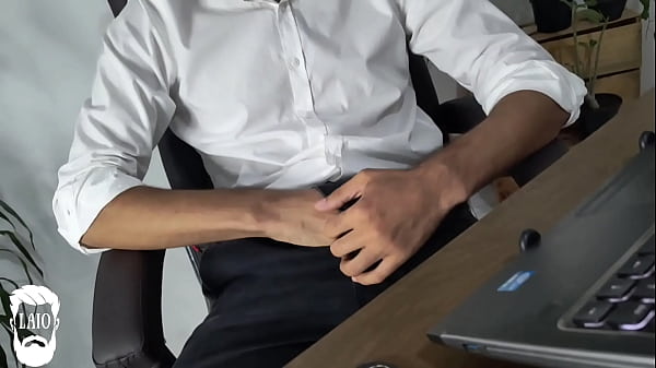 Mentiu pra esposa e gozou vendo porn&ocirc; gay no escrit&oacute;rio. 