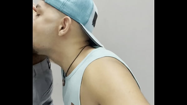 Mbro Largo, A Bunda Redondinha, A M&atilde;o Igual Uma Raquete, Os Tra&ccedil;os Fortes De Homem E Um Kctao, Ai Meu Tes&atilde;o Foi Nas Altura thumbnail