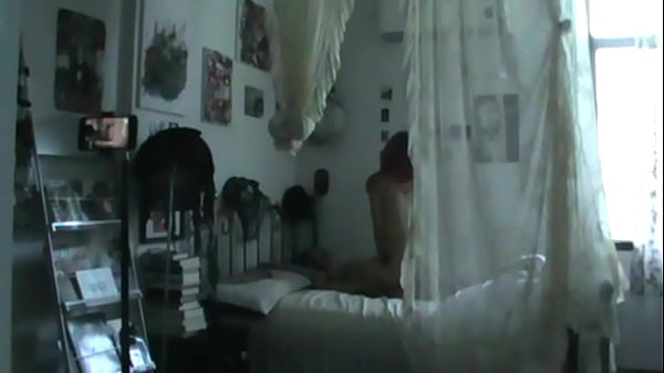 「 一邊被扇一邊操他 射在他嘴裏後我們親吻咽下所有精液。 