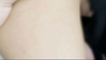 Pequeñ_a Thai: Papi, alguien me encontró_ masturbá_ndome en la habitació_n de mamá_.