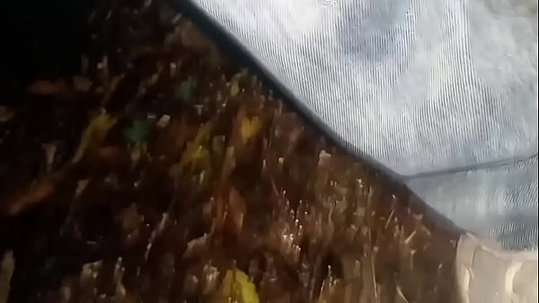 Pantalones orinados con pa&ntilde;al de tela y dos deliciosos orgasmos con pajita de noche lluviosa 